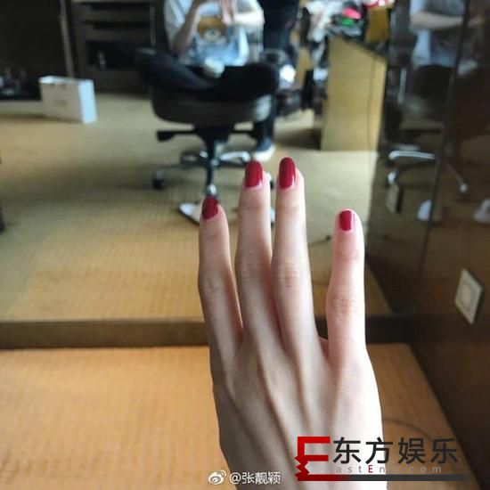 张靓颖晒右手照 修长美手在暗示什么?