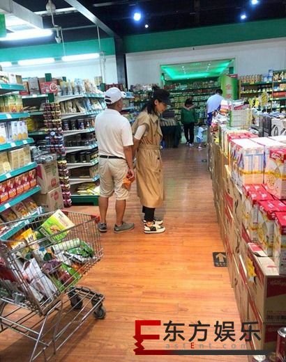 超市偶遇刘涛王珂 全程牵手幸福甜蜜!
