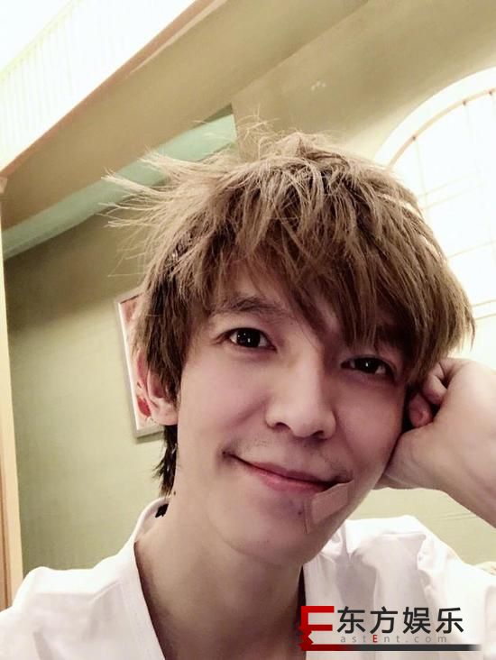 郭敬明生日自拍 留胡茬略显沧桑!