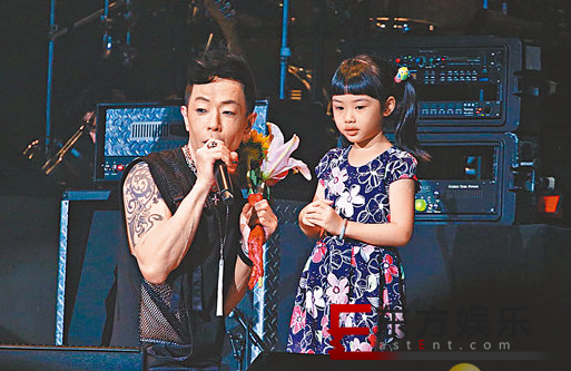 黄贯中被女儿献花 亲吻女儿尽显铁汉柔情!