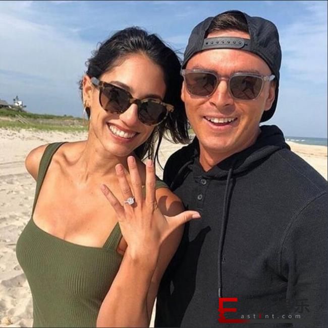 福勒海边求婚 大钻戒抢镜!