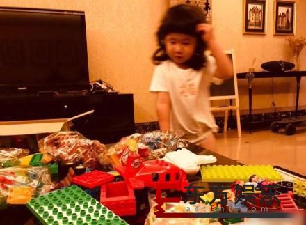 张亮晒3岁女儿 一脸萌态非常可爱!