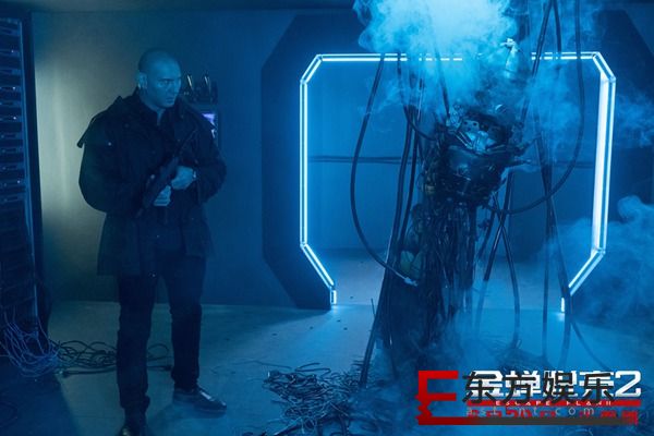 《金蝉脱壳2》曝机器人特辑 高科技监狱好戏开场