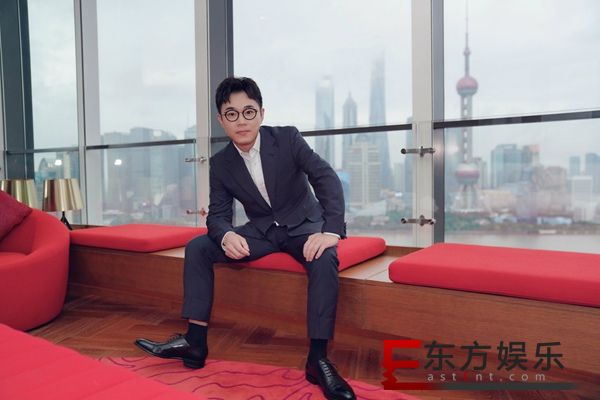 大鹏亮相亚新奖颁奖典礼 与上影节颇具渊源诉说十年蜕变