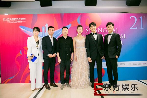 《说走就走之毕业旅行》剧组亮相上影节红毯 牛骏峰、吴谨言CP感十足