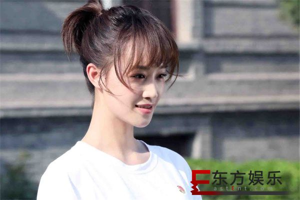 蓝盈莹献唱团歌致敬团的十八大 积极向上展新时代青年精神风貌