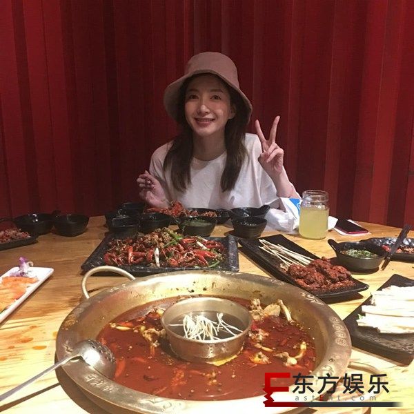江疏影素颜出镜自创吃火锅减肥法 网友:对火锅真爱无疑