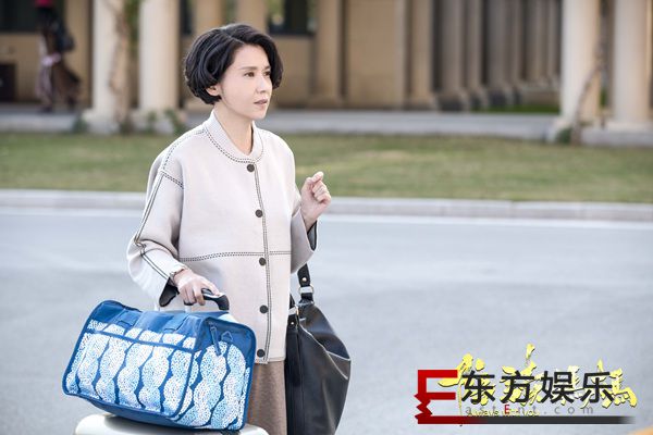 《陪读妈妈》点燃暑期档 梅婷侦探上身智斗“熊儿子”