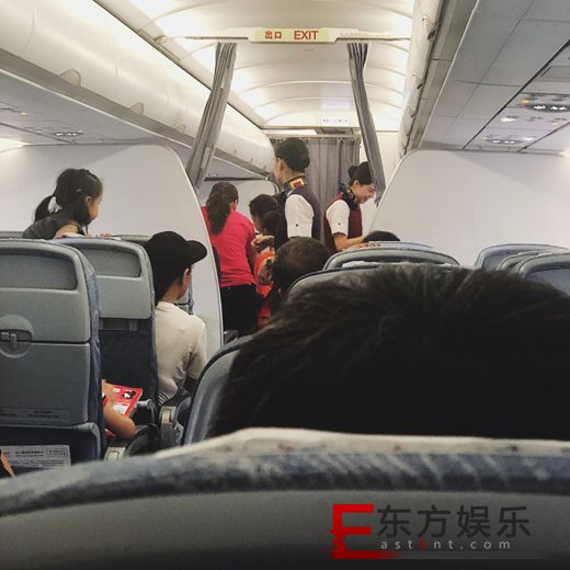 黄子韬被小朋友排队欣赏 网友调侃:孩子王!