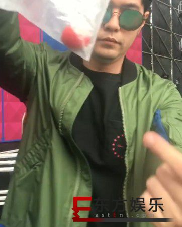 周杰伦双下巴成亮点 再秀魔术技能!