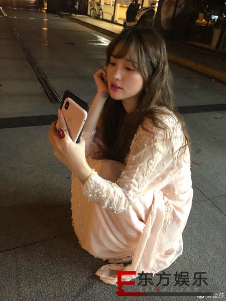 金莎蹲马路边追剧 称迪丽热巴怪迷人的