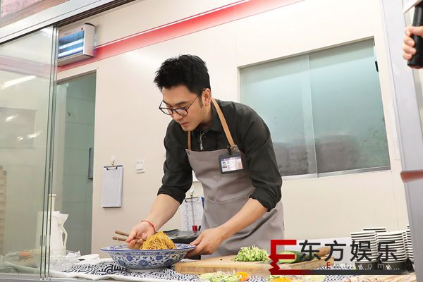 林依轮“持证上岗”便利店戴“健康证”秀刀功做凉面