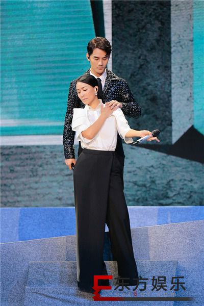 王凯携新歌登陆《跨界歌王》总决赛 曝光儿时同学录