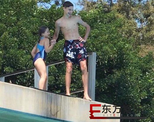 小贝爱女高台跳水 兄妹搭档双人跳水获哥哥打气!