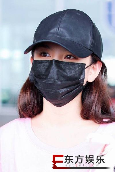 宋祖儿怀抱玩偶现身机场 可爱满分大长腿吸睛