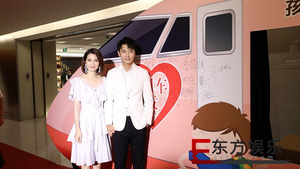 张丹峰洪欣夫妇合体出席公益活动 呼吁社会关爱留守儿童
