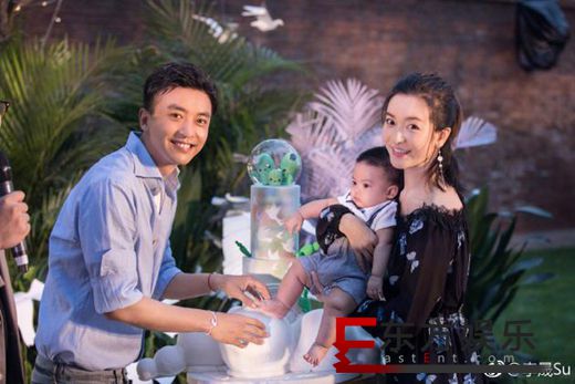 李晟李佳航儿子百日宴 萌娃脸蛋肉肉超可爱!