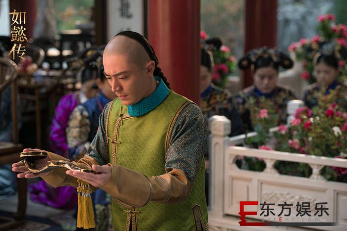 霍建华《如懿传》乾隆上线 现身活动清爽休闲