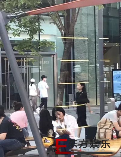 冯绍峰赵丽颖牵手逛街被拍 二人毫不避讳公开穿情侣装!