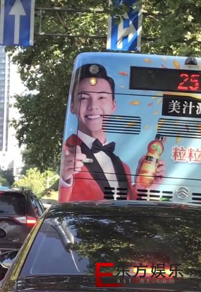 陈伟霆公交广告遭调侃 网友:赛伟霆奥特曼