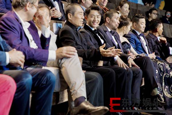 郑恺黑色西装亮相威尼斯红毯 全程英文交流无障碍