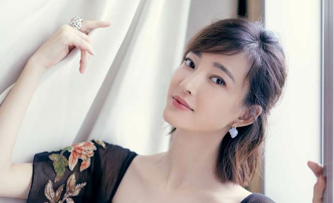 王丽坤亮相ELLE风尚大典 上海之巅展优雅身姿