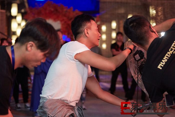 “铁瓷”好友胡军上线“一气哈成”看《幻乐之城》