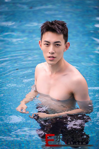 颜值高的人身材都这么好? 肖大千泳池写真引网友尖叫
