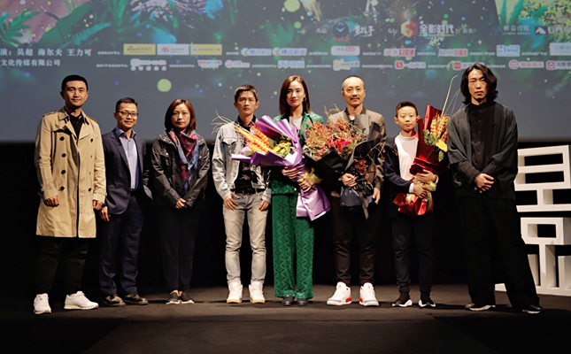 电影《向阳的日子》首映 终极海报预告双发 许嵩化身粉丝现身
