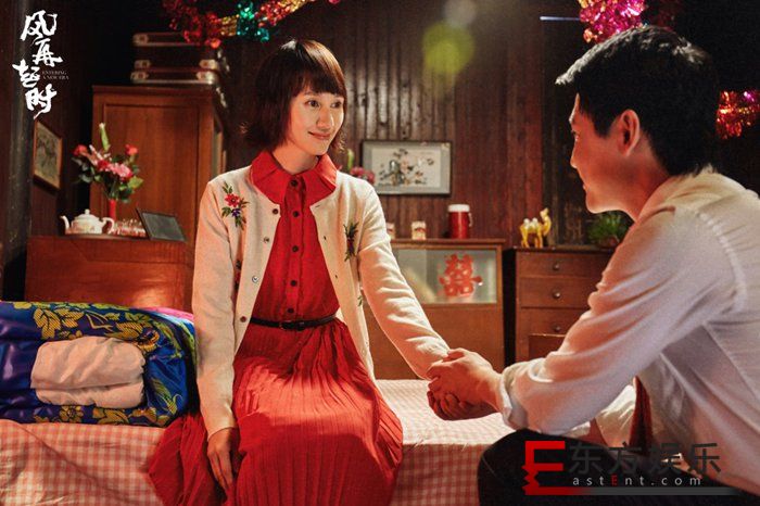 《风再起时》曝光“岁月·爱情”版海报 陆毅袁泉相濡以沫共度浮沉时代