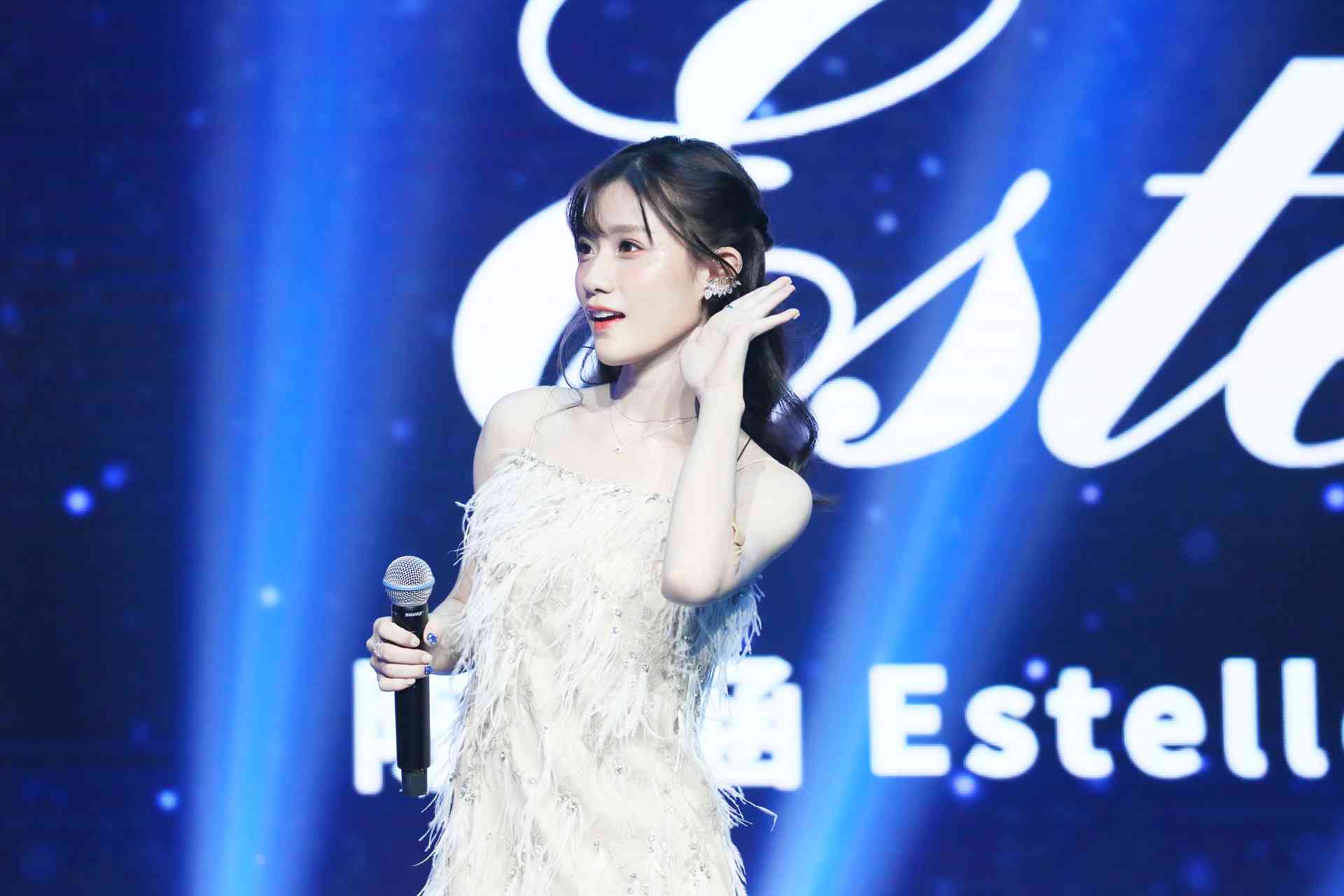 陈意涵Estelle生日会首唱《我喜欢你》 见证成长从“心”出发