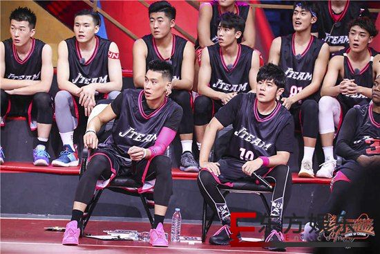 《这就是灌篮》李易峰上场秀球技 李慕豪手指意外受伤