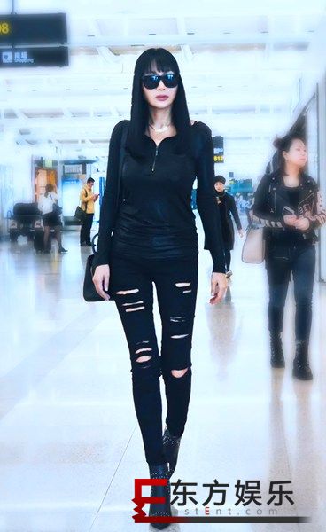 张咪现身机场,All Black极酷装扮尽显王者气质