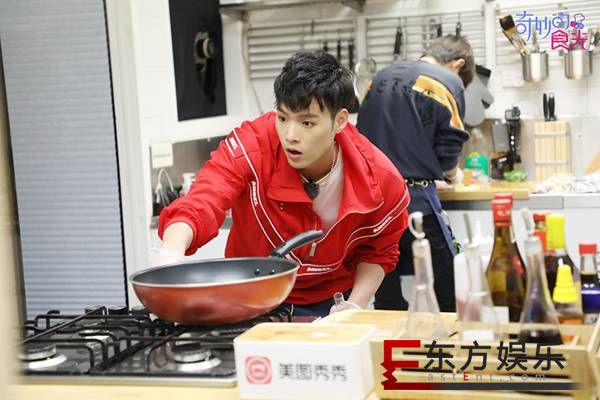 《奇妙的食光》粉丝专场签抵押合同 朱正廷餐厅首唱唱哭了?
