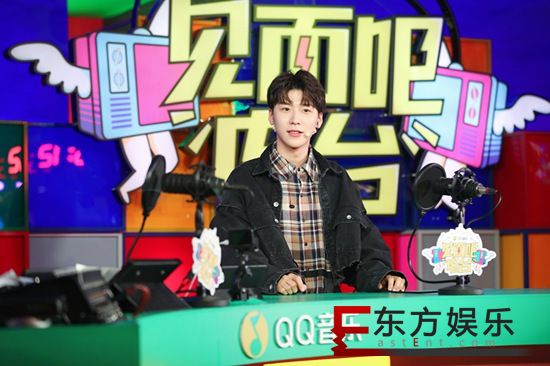 王博文《见面吧电台》清唱撩人 与粉丝电话连线笑翻天