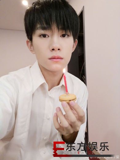 易烊千玺成年了 本尊深夜晒照庆祝!
