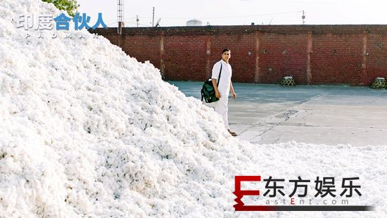 《印度合伙人》男主“科研”女性用品片段 一言不合就跳海