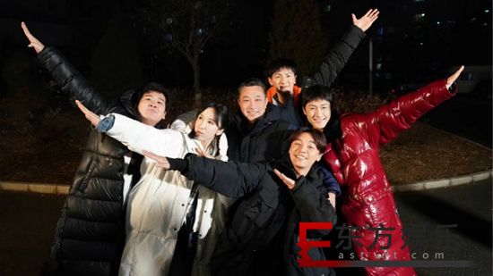 娄艺潇《我爱北京天安门》杀青 胡同小妞儿飒爽惹人爱