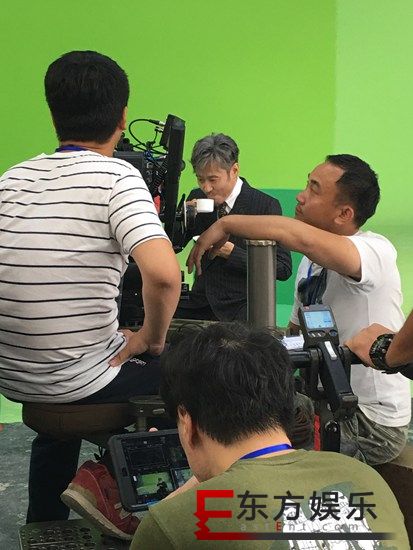 郊区某棚内吴秀波拍广告到凌晨,主动搞事情成“气氛担当”