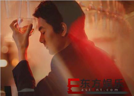 演员邓竞拍摄巧克力广告,化身摄影师气质出众