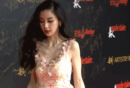 周冬雨调侃baby裙子是鱼鳞 网友:快到我碗里来!
