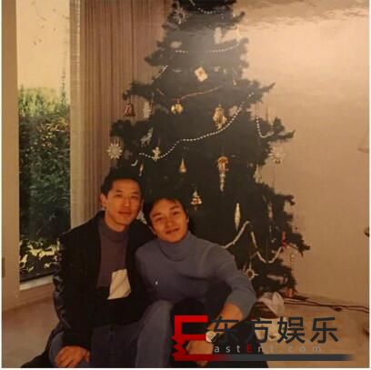 唐鹤德晒和张国荣合照 粉丝泪目:想念哥哥!