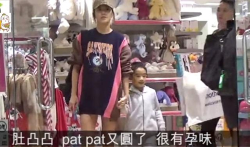 应采儿带Jasper逛母婴店 衣着宽松疑怀二胎?!