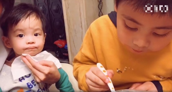 最暖心圣诞礼物!章龄之晒酒酒喂弟弟吃饭视频 温馨指数爆表