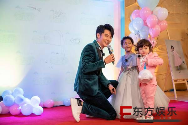 《爱上幼儿园》萌娃毕业!洪欣张丹峰携手走红毯