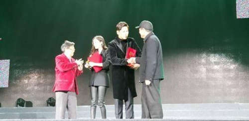 杨幂获最佳女演员 离婚后首度公开亮相!