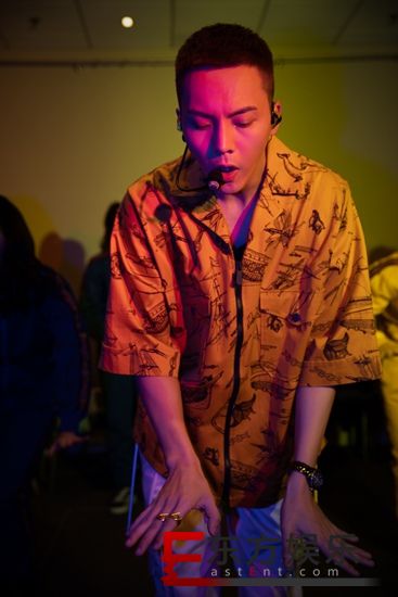 陈伟霆跨年后台美图福利 光影交错随性帅气