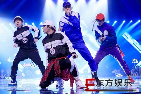 陈伟霆《下一站传奇》收官之战点燃舞台 身穿蓝白运动服“校园范”十足