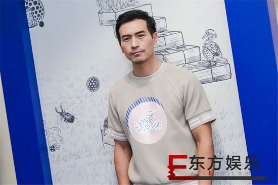 纪焕博受邀出席品牌静态展 正确示范“春节红”穿搭