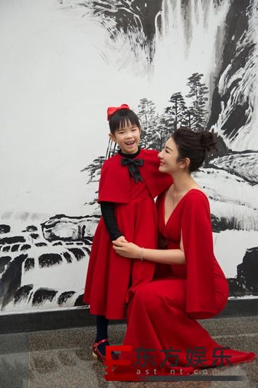 惊艳!黄奕和女儿钢琴表演四手连弹《小猫舞曲》
